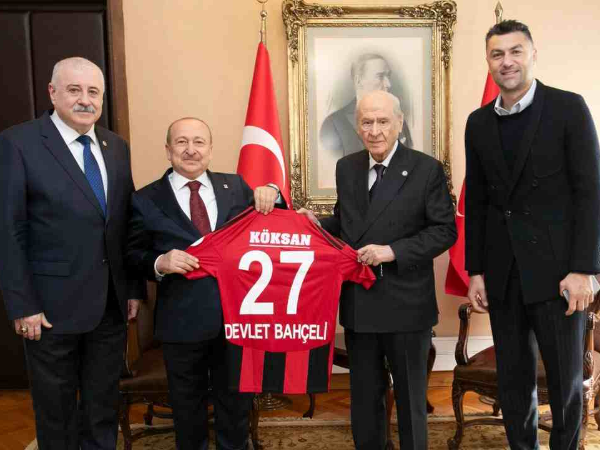 İki Yılmaz'dan Bahçeli'ye Forma.