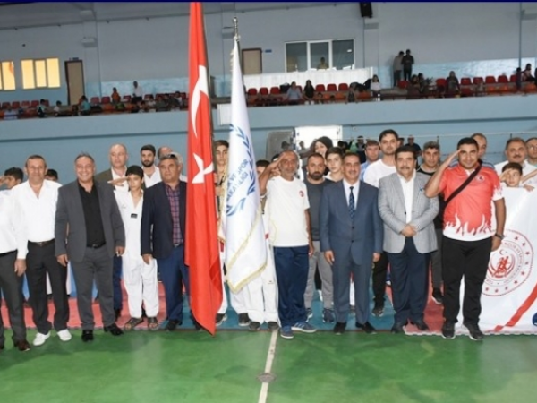 Şahinbey Belediye Gençlik ve Spor Kulüp Başkanı Cuma Güzel, 'Amatör Spor Haftası' nedeniyle düzenlenen Taekwondo müsabak