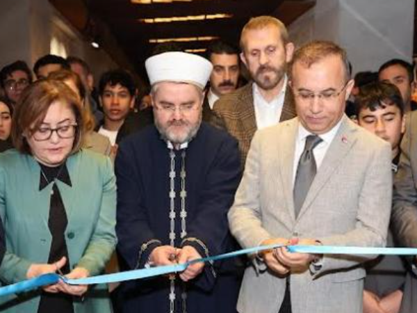 MUKADDES EMANETLER SERGİSİ VATANDAŞLARLA BULUŞTU