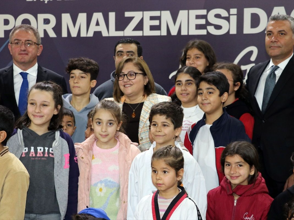 Gaziantep Büyükşehir Belediyesi, 2 bin 400 sporcuya malzeme seti dağıttıGaziantep Büyükşehir Belediyesi, Talat Özkarslı 