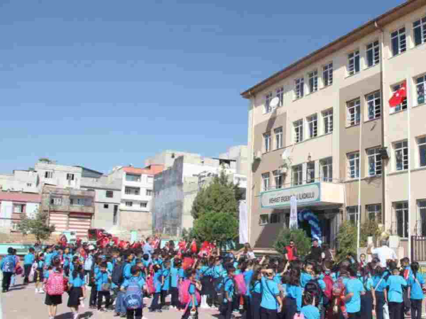 Gaziantep’te 705 bin öğrenci ders başı yaptı Gaziantep'te, yeni eğitim öğretim yılının başlaması ile birlikte 705 bin öğ