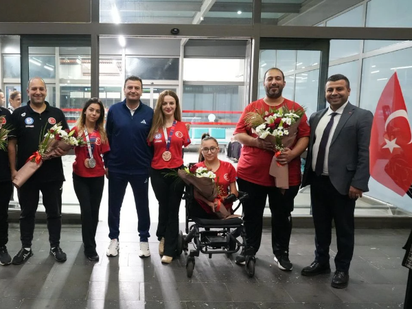 Başarılı sporcular çiçeklerle karşılandı