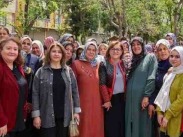Fatma şahin, 25 Aralık mahallesi sakinleriyle bayramlaştı
