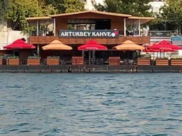 Halfeti’nin Fark Yaratan Yüzer Kahvesi: Türkiye’nin İlk ve Tek Su Üstünde Artukbey Kahve