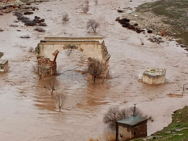 Araban’daki yağışlar, Karasu ve Sıtma pınar çayının su seviyesini yükseltti